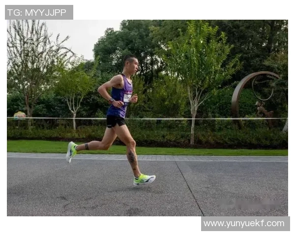 模仿足球明星跑姿提升运动表现的技巧与训练方法分享