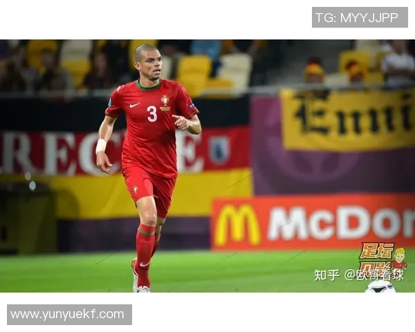 足球明星佩佩在比赛中踢人引发热议视频曝光引发球迷讨论与争议